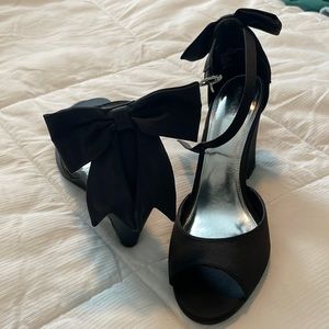 Bow back wedge sandals in black, size 8.5 (TEVOLIO)